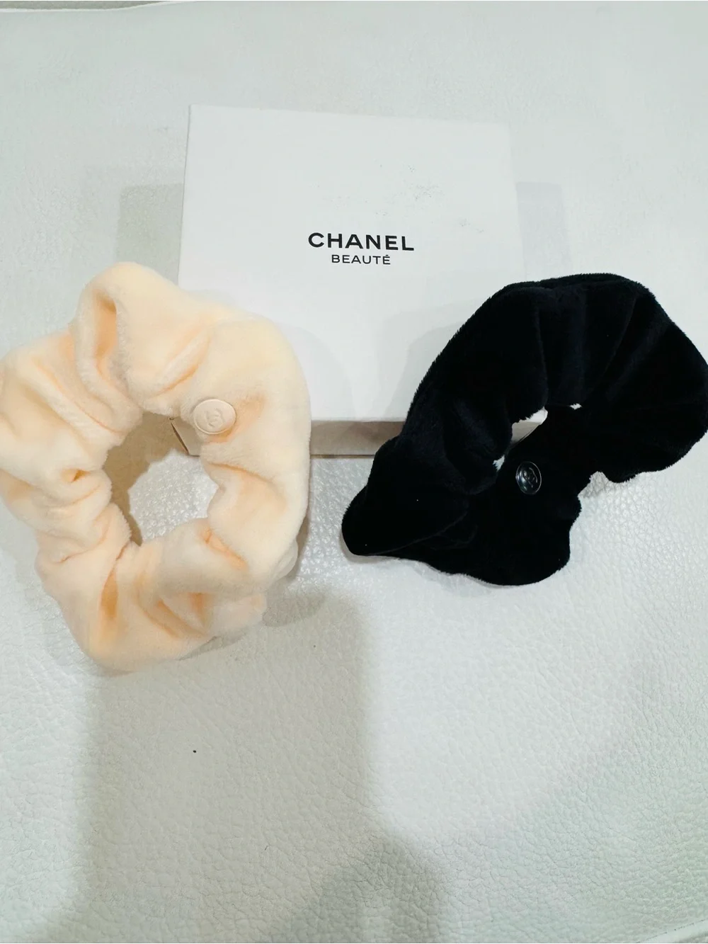 CHANEL beauty Plush Velvet Scrunchie Pair in Black & Cream